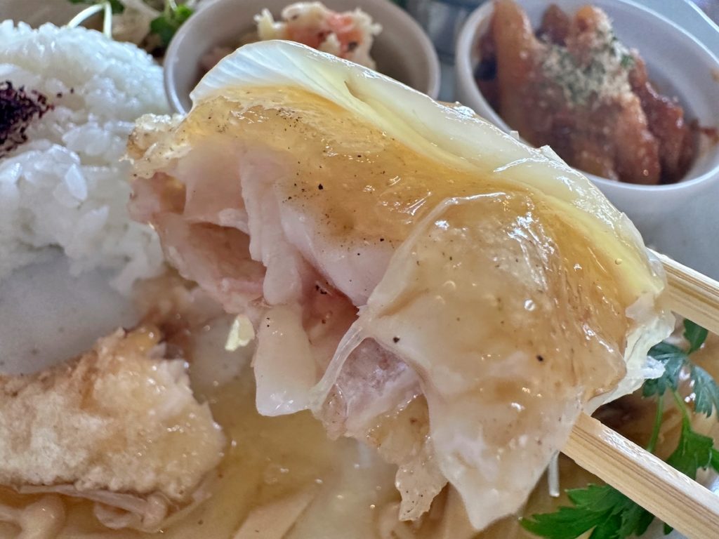 玉野市　ナルーカフェのランチプレート白身魚のあんかけ