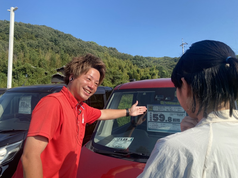 お車をご案内している様子